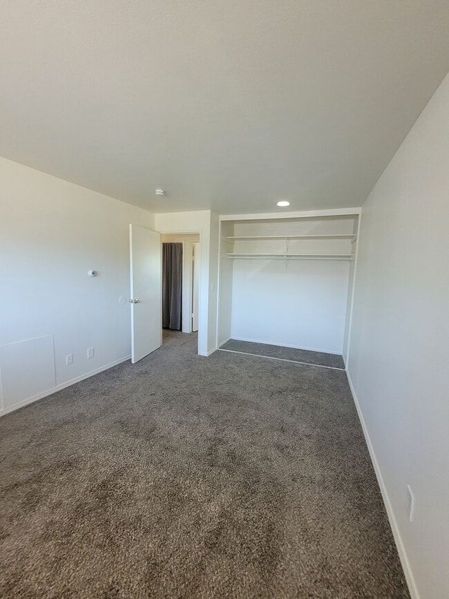 Building Photo - Free January Rent