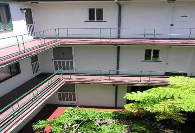 Courtyard - 427 N Doheny Dr