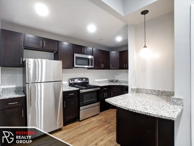 Building Photo - Studio in Rogers Park--Heat & Gas Included!