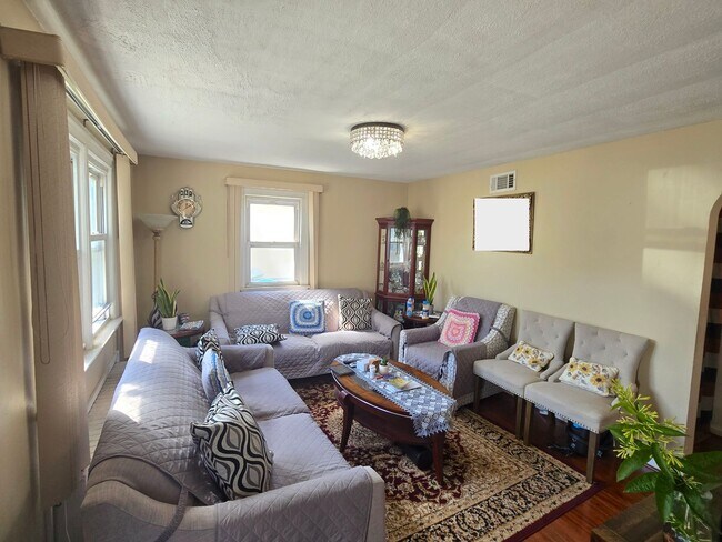 Building Photo - Single family home with 4-bedroom, 2 full ...