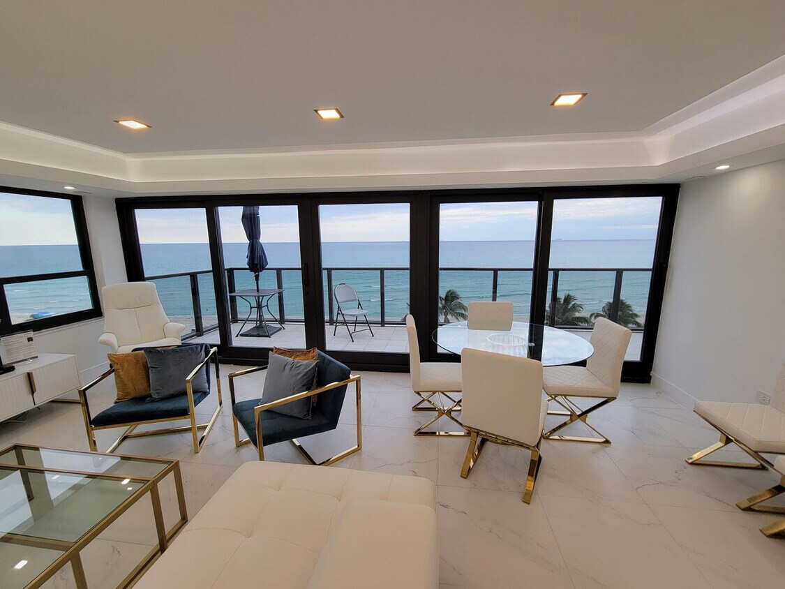 Primary Photo - 5225 Collins Ave