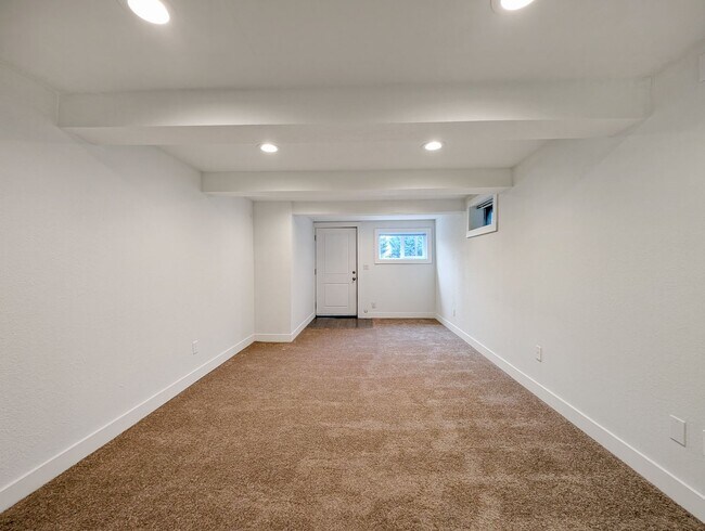 Foto del edificio - Cozy 1-Bedroom with Bonus Room and Modern Touches in Prime West Seattle Location