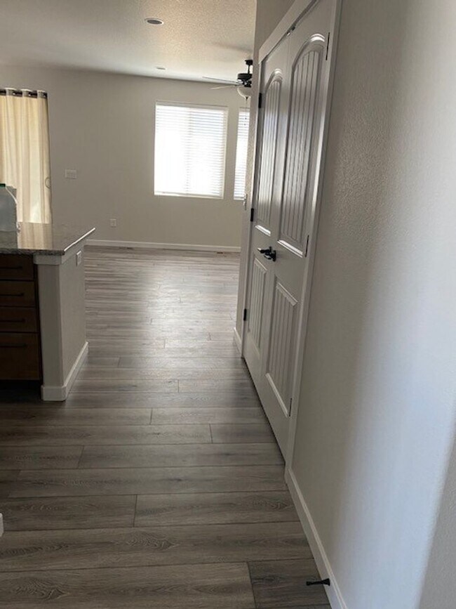 Foto del edificio - STUNNING 4 BED/4 BATH PATIO HOME IN FLYING HORSE!