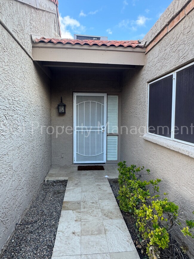 Foto del edificio - 4040 E Larkspur Dr