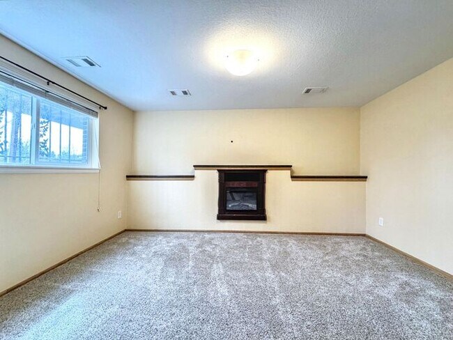 Building Photo - Spacious 4-Bedroom Home with Modern Amenit...