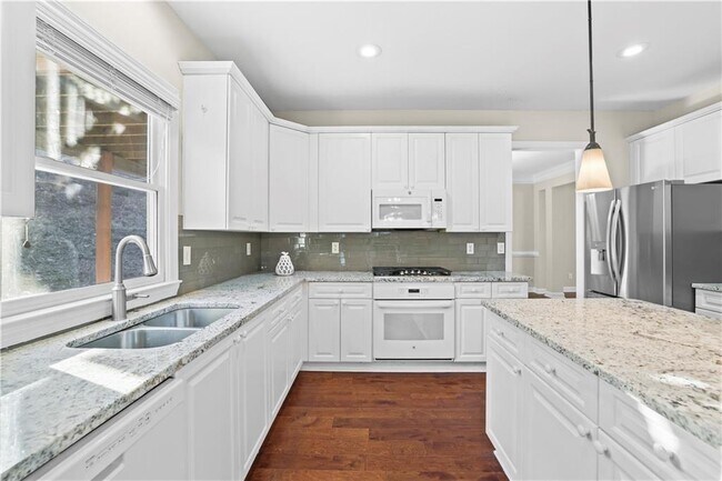 Foto del edificio - 3010 Lakeside Ct