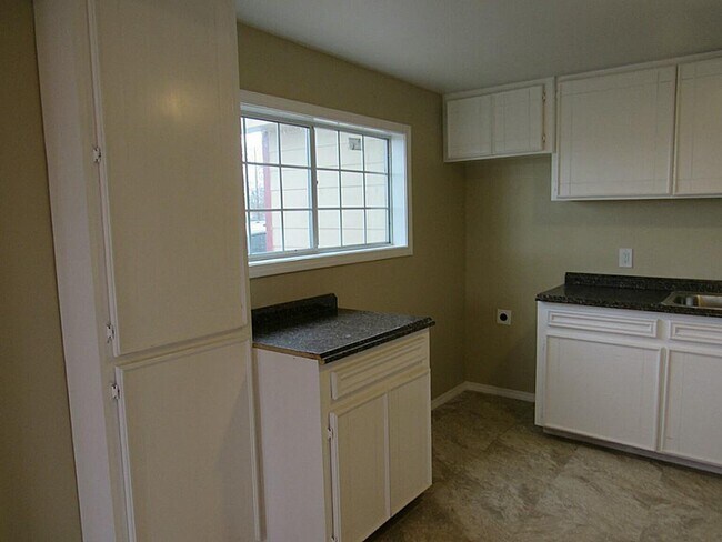 Building Photo - 915 Battlebell Rd
