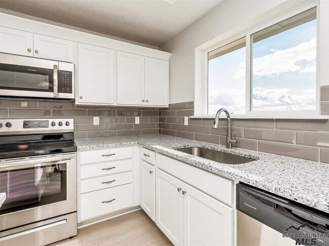 Foto del edificio - 3 Bedroom House For Rent with High End Finishes-Available Aug 5th!