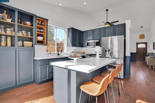 Building Photo - 826 Hollowbrook dr, Brentwood CA
