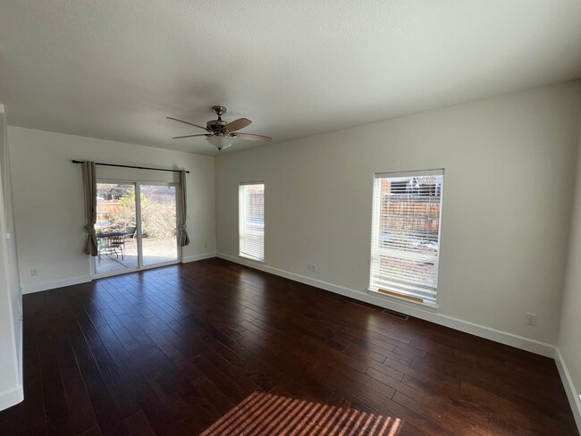 Building Photo - 3 Bedroom + Huge Bonus Room in NW Bend