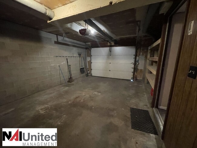 Building Photo - 3 Bedroom, 2 bathroom, 1 stall attached ga...