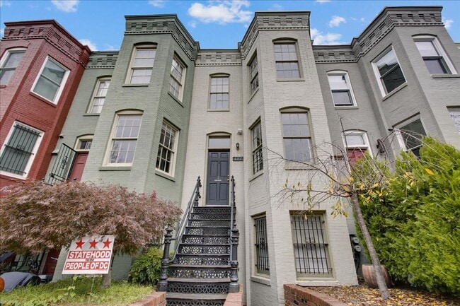 Building Photo - 612 C St NE