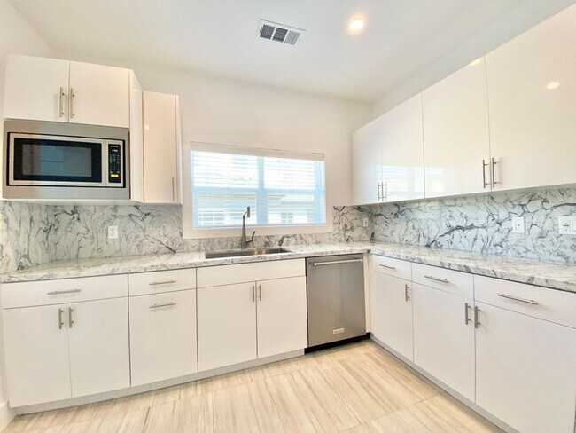 Foto del edificio - 807-809 N. Croft Avenue