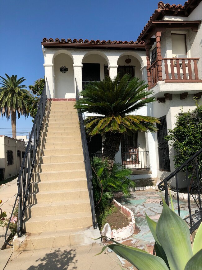 Building Photo - 1337 N Mariposa Ave