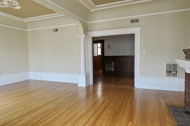 Building Photo - Huge and Beautiful Classic Top Floor Condo