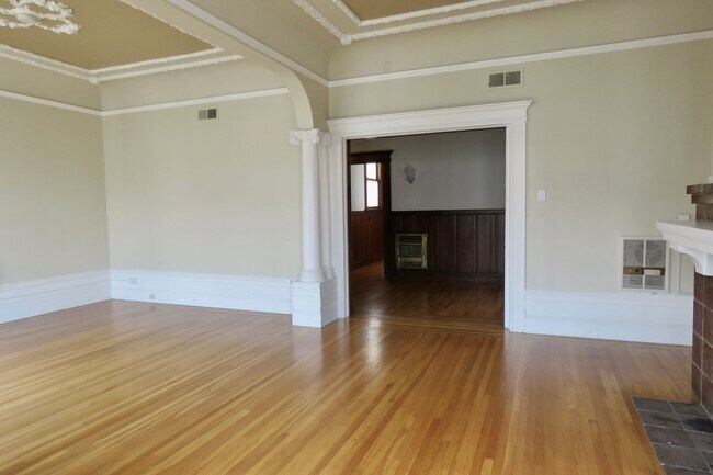 Foto del edificio - Huge and Beautiful Classic Top Floor Condo