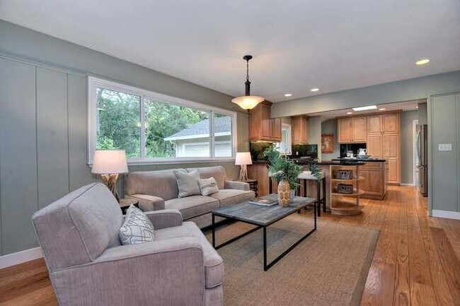 Foto del edificio - 240 Erica Way