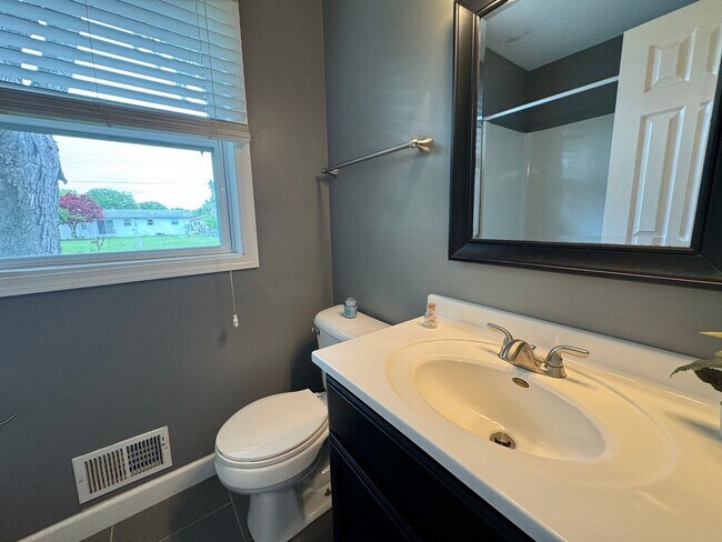 Building Photo - MODERN OASIS ALERT: 3 Bed, 1 Bath Retreat!