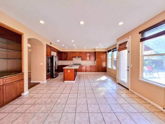 Foto del edificio - Beautiful & Spacious 5bd House w/In-law Suite on 1st Floor