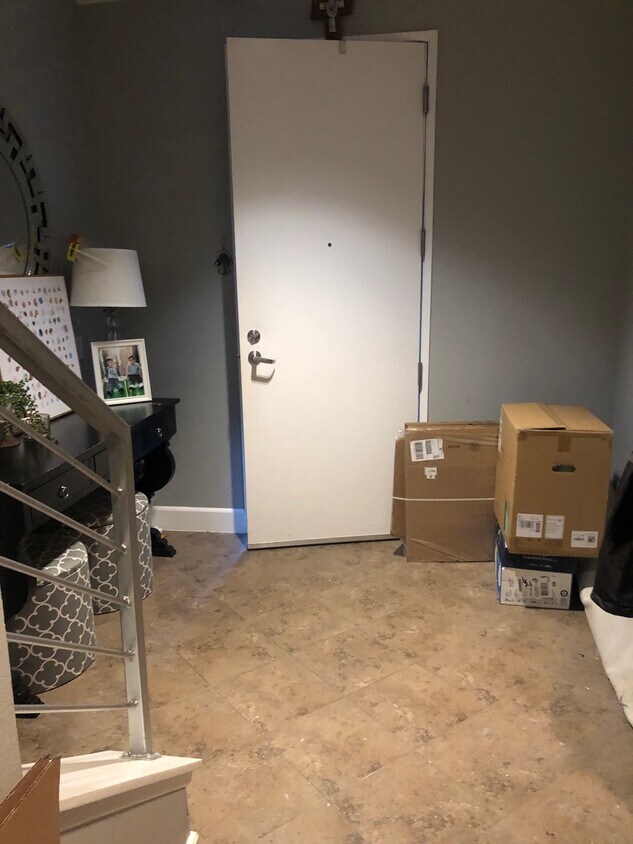 Entryway - 244 E Jeanette Ln