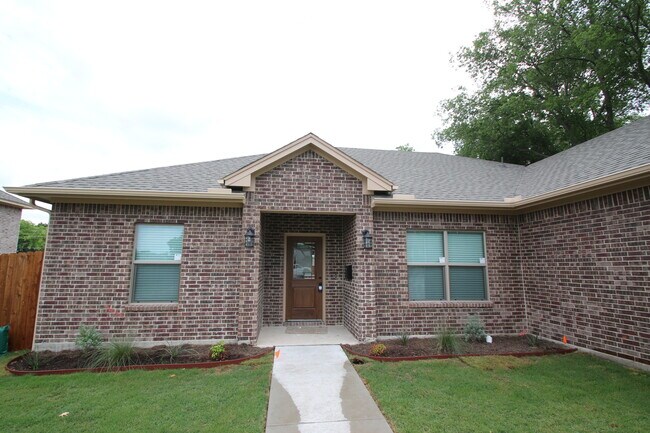 Foto del edificio - COMING SOON! 3BD/2BA Home in Benbrook | Vaulted Ceilings | Gourmet Kitchen | 2-Car Garage | Lands...