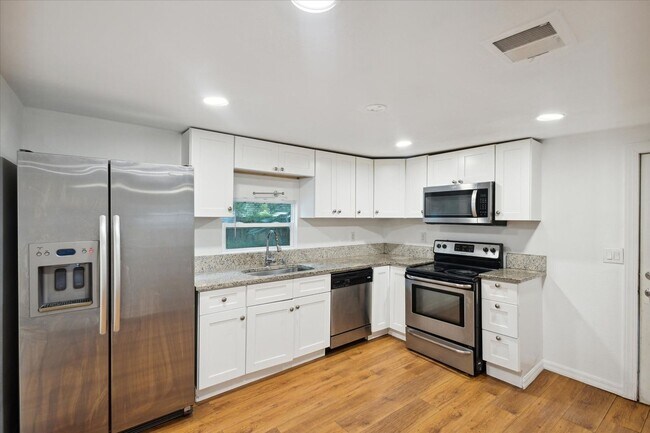 Foto del edificio - 20031 Oakdale Ave