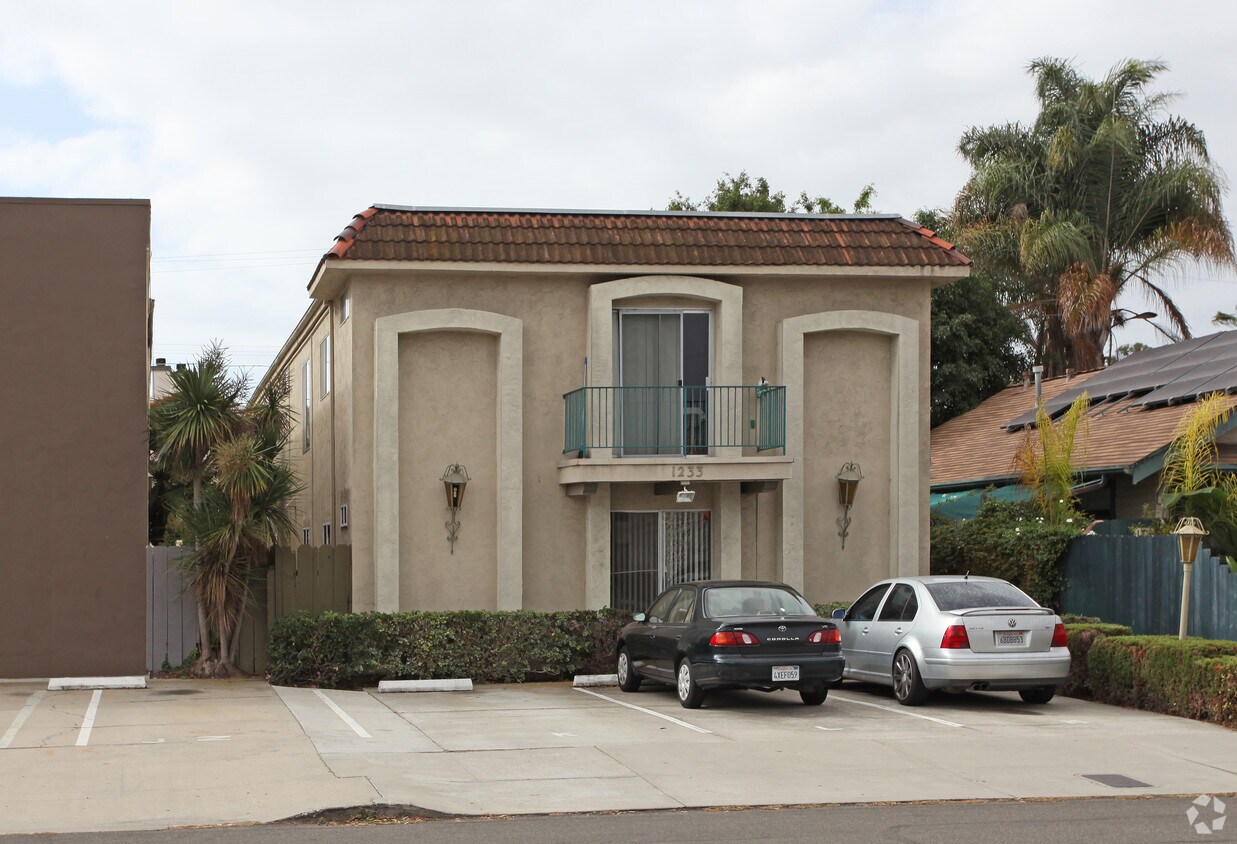Primary Photo - 1233 Essex St