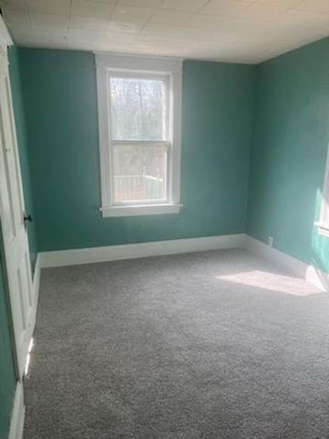 Building Photo - 5 Bedroom House plus garage for rent in Mo...
