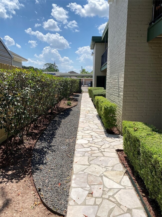 Building Photo - 211 W 17th St