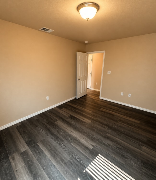 Building Photo - AVAILABLE NOW; APPLY ON OUR WEBSITE TODAY!!!- MONTH FREE
