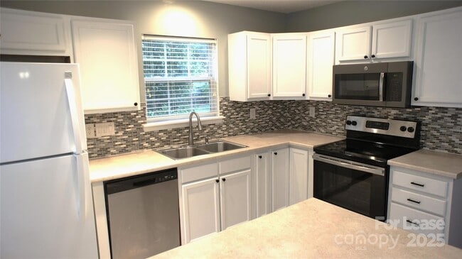 Building Photo - 10930 Kinston Ridge Pl