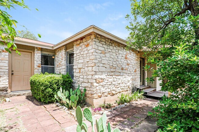 Foto del edificio - 9903 Hundred Oaks Cir