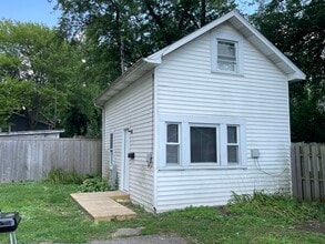 Building Photo - 1506 Lawrence Ave