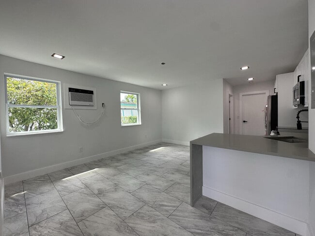 Foto del edificio - 707 NW 3rd Ave