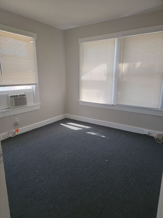 Building Photo - Quaint 2 bedroom in St. Petersburg
