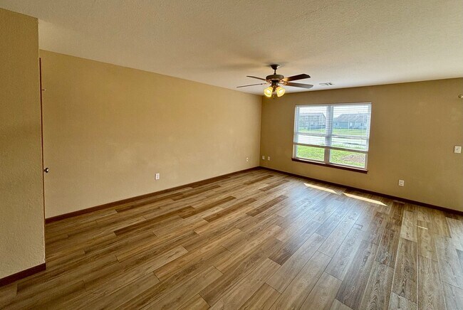 Foto del edificio - Live Comfortably on the East Side – Spacious 4 Bed / 2.5 Bath Duplex with Backyard & Garage