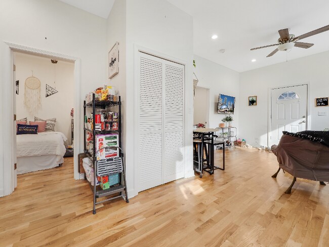 Foto del edificio - 1148 W Belmont Ave