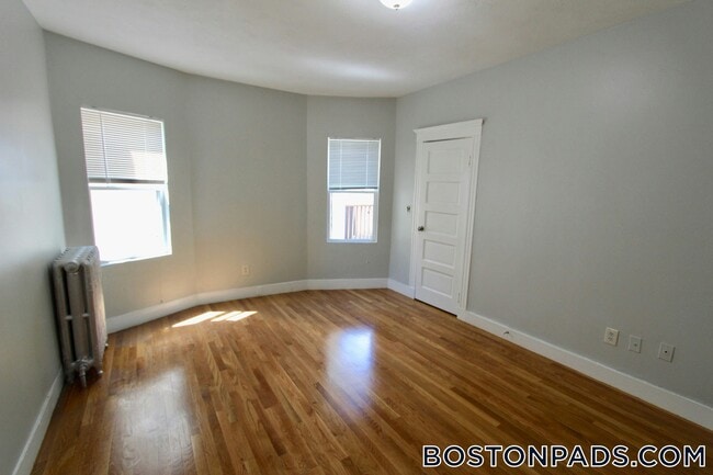 Building Photo - 94 E Cottage St