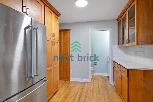 Foto del edificio - "Charming Victorian-style craftsman 3-Bedroom Townhouse with 2.5 Baths – 1610 Sq Ft of Comfortabl...