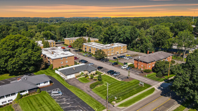 Building Photo - Hillcrest Apartments