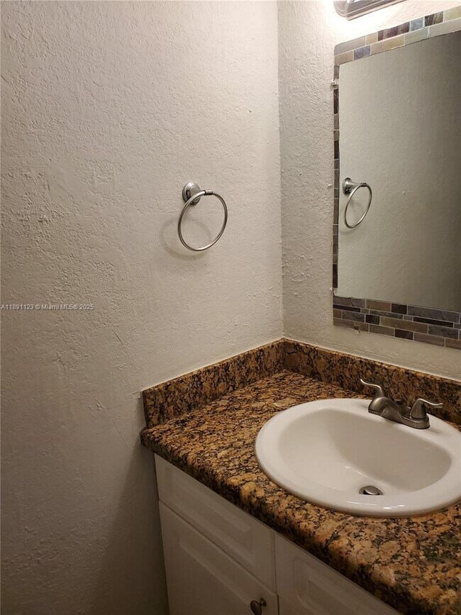 Foto del edificio - 1300 Moffett St