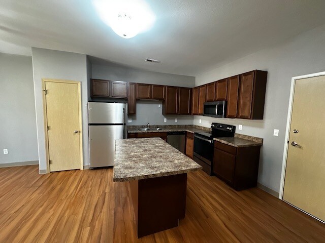 Foto del edificio - 467 E Burlington St