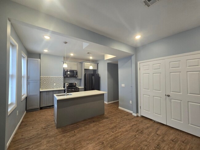 Building Photo - 1401 27th St