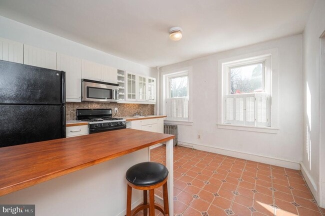 Foto del edificio - 5838 Henry Ave