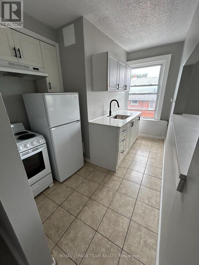 Photo du bâtiment - 883-883 Somerset St W