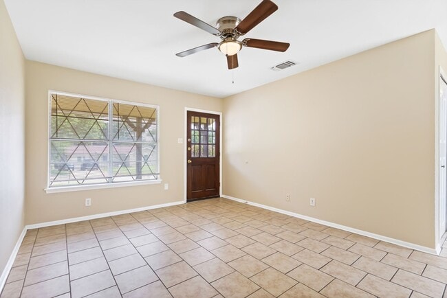 Building Photo - 3 Bedroom/1 Bath Garden CT East/Sungate Subdivision
