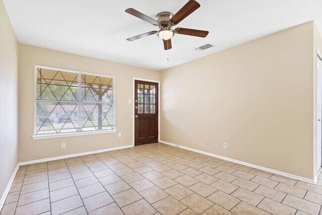 Foto del edificio - 3 Bedroom/1 Bath Garden CT East/Sungate Subdivision