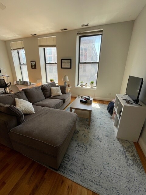 Foto del edificio - 1459 N Milwaukee Ave