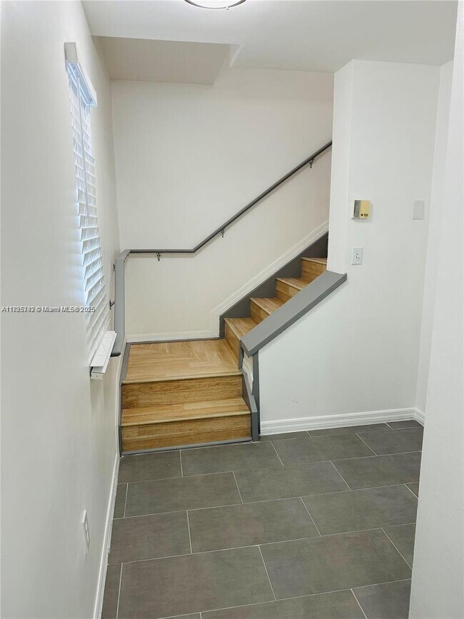 Foto del edificio - 2801 NE 185th St