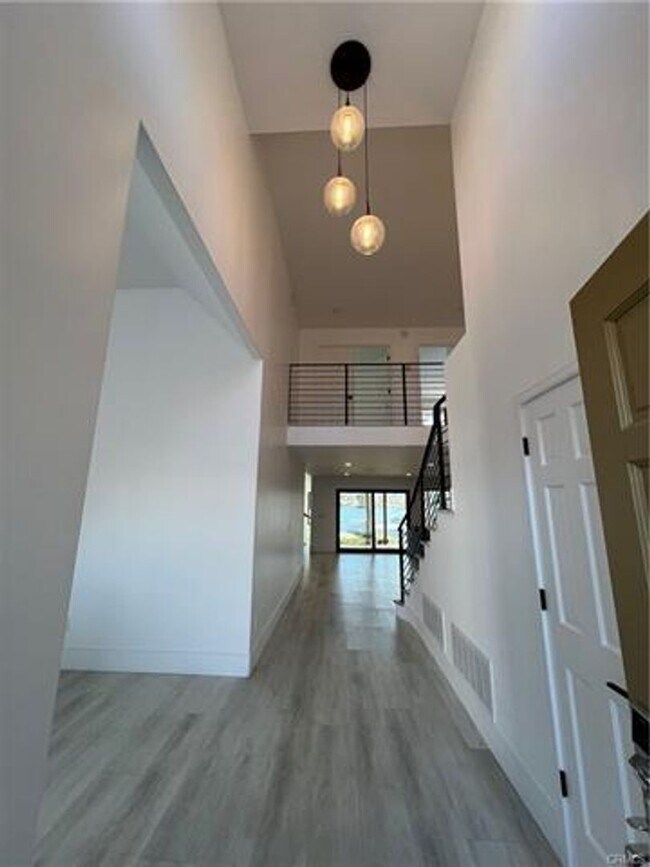 Foto del edificio - Stunning Lakefront Retreat in Gated Canyon...
